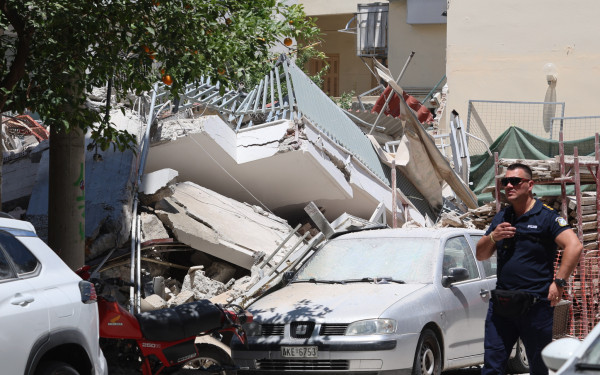 Κατάρρευση πολυκατοικίας στα Πετράλωνα: Συνεχίζεται η επιχείρηση της Πυροσβεστικής - Μαρτυρίες κατοίκων