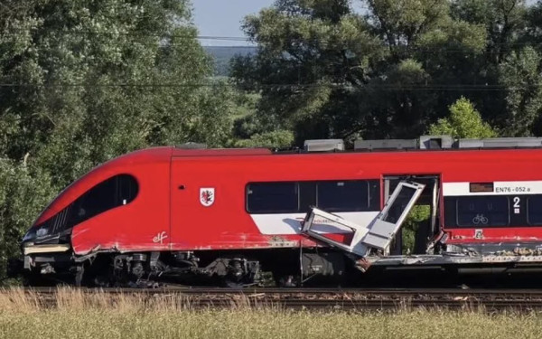 Σιδηροδρομικό ατύχημα στην Πολωνία: Σύγκρουση τρένων με 200 επιβάτες (βίντεο)