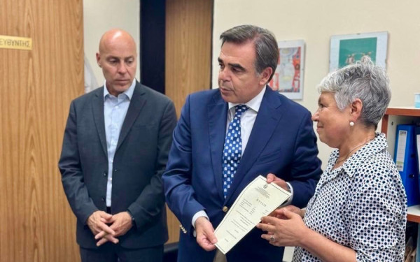 Μ. Σχοινάς: Παρέλαβε από την Γαλακτοκομική Σχολή Ιωαννίνων το πτυχίο του Βαγγέλη Γιακουμάκη και θα το παραδώσει στους γονείς του