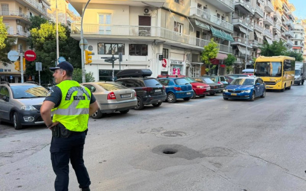 Θεσσαλονίκη: «Άνοιξε» τρύπα σε δρόμο στο κέντρο της πόλης - Στο σημείο η ΕΛΑΣ για τη ρύθμιση της κυκλοφορίας