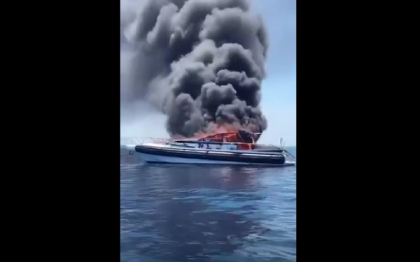 Βυθίστηκε ταχύπλοο που τυλίχθηκε στις φλόγες ανοιχτά της Βουλιαγμένης