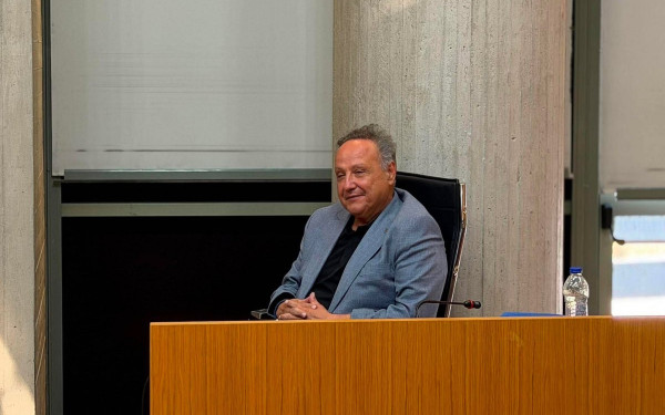 Βολές Αγγελούδη στις παρατάξεις της αντιπολίτευσης για τις απουσίες