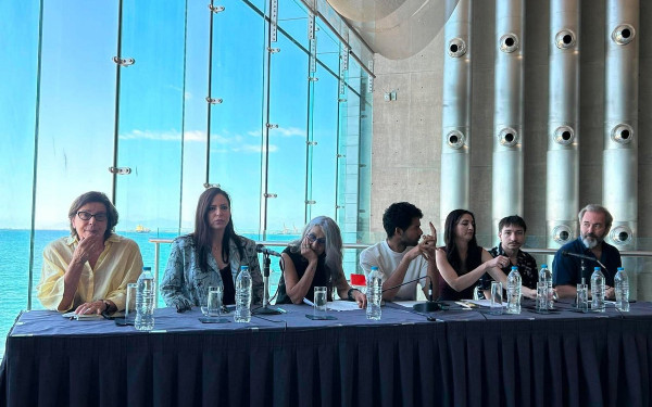 Όταν οι «Τρωάδες» του Ευριπίδη ανταμώνουν τον «Άη Λαό» του Δημήτρη Λάγιου: Ένα Σκηνικό Ρέκβιεμ για τις Πληγές που Ακόμα Αιμορραγούν (φωτ. Βίντεο)