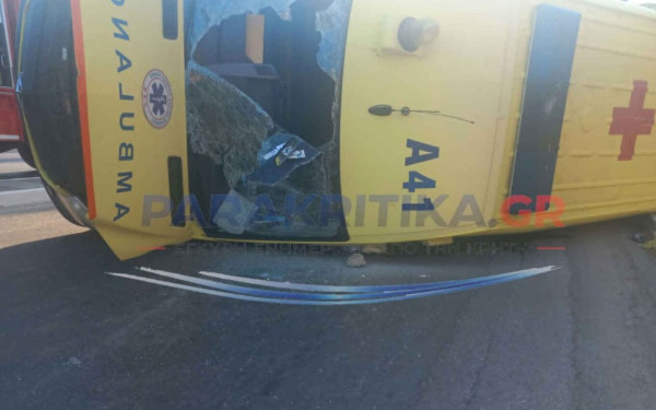 Χανιά: Η στιγμή που το ασθενοφόρο του ΕΚΑΒ συγκρούστηκε με το ΙΧ