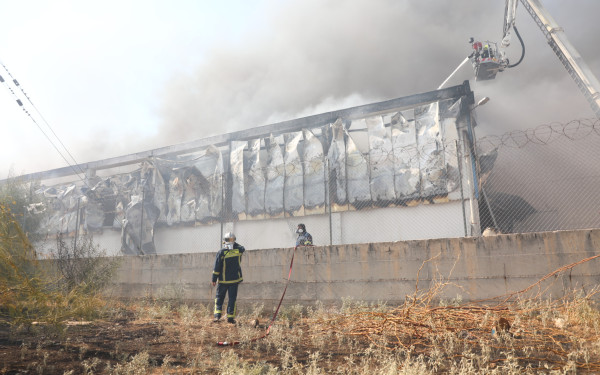 Οριοθετήθηκε η πυρκαγιά στο εργοστάσιο στον Ασπρόπυργο