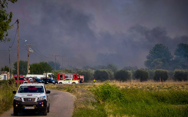 Θεσσαλονίκη: Μεγάλη ενίσχυση δυνάμεων στη Σουρωτή - Επτά εναέρια στη μάχη με τη φωτιά