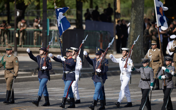 Ιστορική στιγμή στο Παρίσι: Ελληνικό άγημα και Rafale στην παρέλαση για την Ημέρα της Βαστίλης