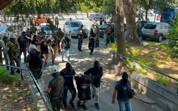 Θεσσαλονίκη: Στα δικαστήρια οι τρεις συλληφθέντες των εμπρηστικών επιθέσεων με τα γκαζάκια (φωτ.)