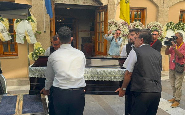 Κοζάνη: Βουβός πόνος στην κηδεία της Βάγιας Νέστορα- Συγγενής και φίλοι αποχαιρετούν την άτυχη 72χρονη (βίντεο)