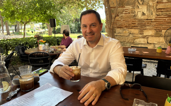 Πρωϊνός καφές με τον Στάθη Κουτσοχήνα (βίντεο)