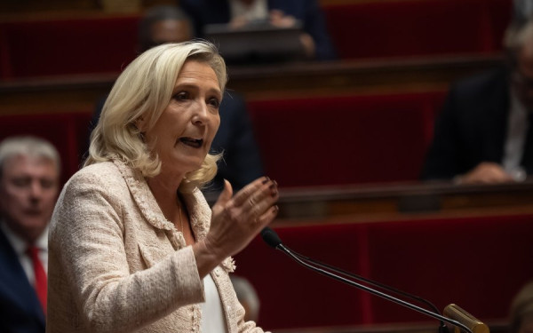 Μαρίν Λεπέν: Ανακοίνωσε υποψηφιότητα για τις προεδρικές εκλογές του 2027 χωρίς «βραχιολάκι» (βίντεο)