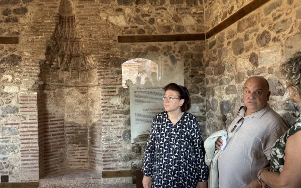 Λ. Μενδώνη από Λέσβο: Παρέδωσε τρία εμβληματικά έργα πολιτισμού σε Πέτρα και Μόλυβο