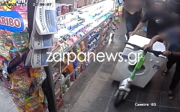 Χανιά: Κουβαλούσαν πλυντήριο ρούχων με... πατίνι στο κέντρο της πόλης - Δείτε βίντεο