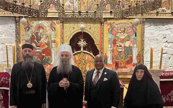 Κοινό μήνυμα ειρήνης από τον Πατριάρχη Σερβίας και τον στενό σύμβουλο του Ντόναλντ Τραμπ στο Κοσσυφοπέδιο