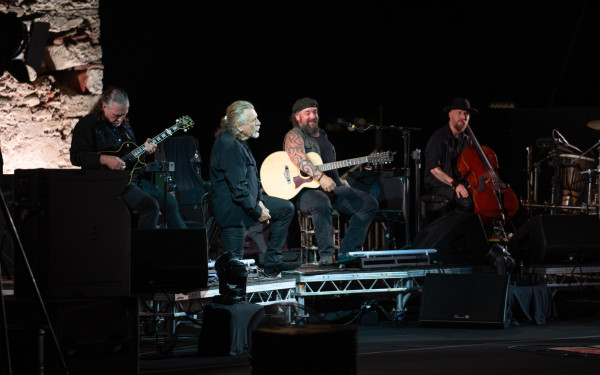 Χαλκιδική: Ο Robert Plant των Led Zeppelin μάγεψε τη Σάνη - Δείτε βίντεο