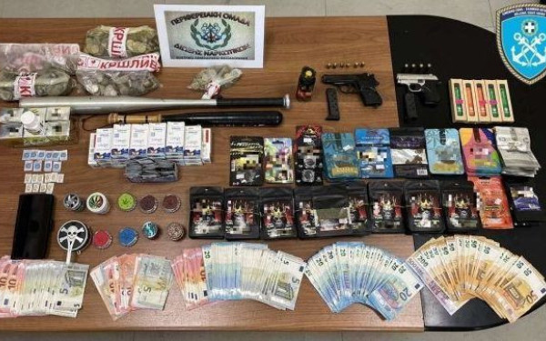 Θεσσαλονίκη: Ναρκωτικά, όπλα και χάπια σε ψιλικατζίδικο - Δύο συλλήψεις από το Λιμενικό