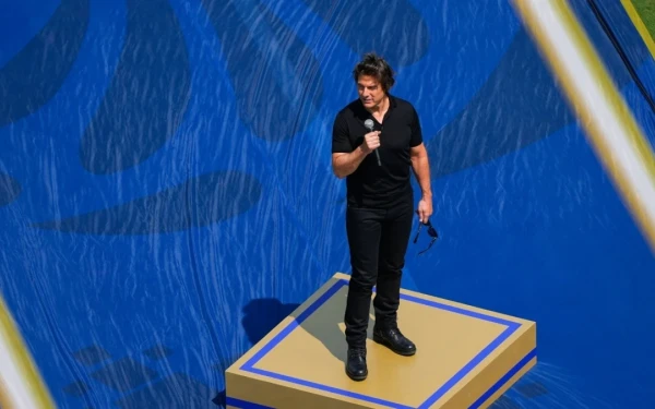 Μουντιάλ: Pre game show με Ρόμπι Γουίλιαμς και Τομ Κρουζ (βίντεο)
