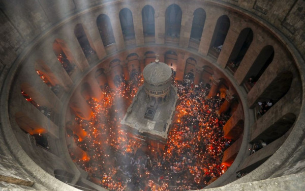 Άγιο Φως: Πως θα μεταφερθεί στην Ελλάδα – Τελετή χωρίς πιστούς στα Ιεροσόλυμα (βίντεο)