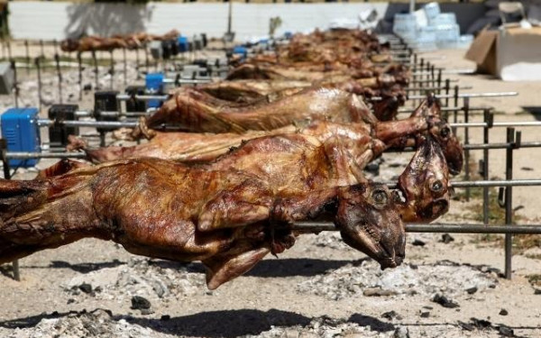 Αθήνα: Οι σούβλες άρχισαν να γυρίζουν στο Μοναστηράκι