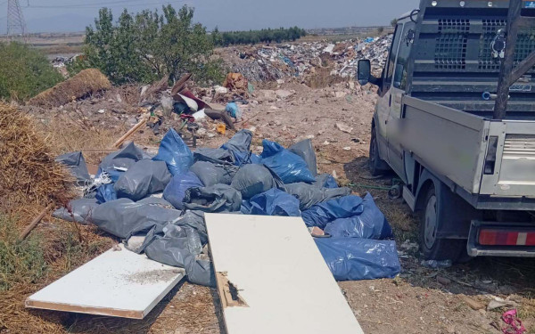 Δήμος Χαλκηδόνος: Χειροπέδες σε έναν 42χρονο και έναν 45χρονο που έριχναν μπάζα σε υπαίθριο χώρο κατ' εξακολούθηση