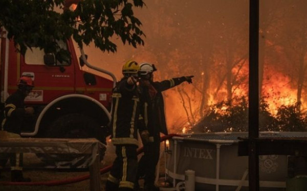 Φλέγονται Γαλλία και Ισπανία:: Σε απόσταση 15 χλμ από το Μπορντό οι φλόγες - 320.000 άνθρωποι απομακρύνθηκαν από τα σπίτια τους