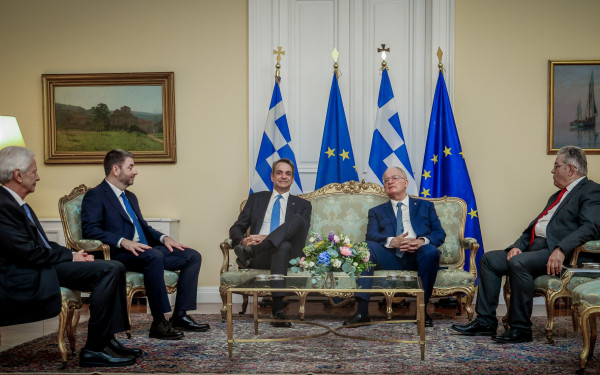 Την τιμητική τους είχαν οι... εκλογές στα "πηγαδάκια" του Προεδρικού Μεγάρου