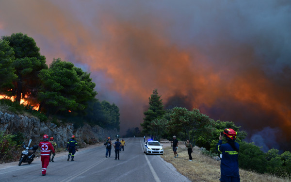 Με χαρακτηριστικά Megafire η φωτιά στο Πόρτο Γερμενό - Oι φλόγες απειλούν Κιθαιρώνα και Ψάθα – Κάηκαν σπίτια, μήνυμα 112 για εκκένωση προς τα Βίλια