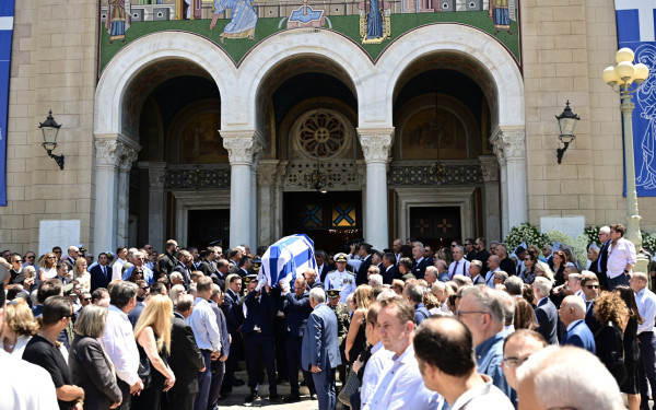 Κηδεία Γιάννη Βαρβιτσιώτη: Πλήθος κόσμου στο τελευταίο αντίο - Λύγισε ο γιος του, Μιλτιάδης στον επικήδειο (βίντεο)