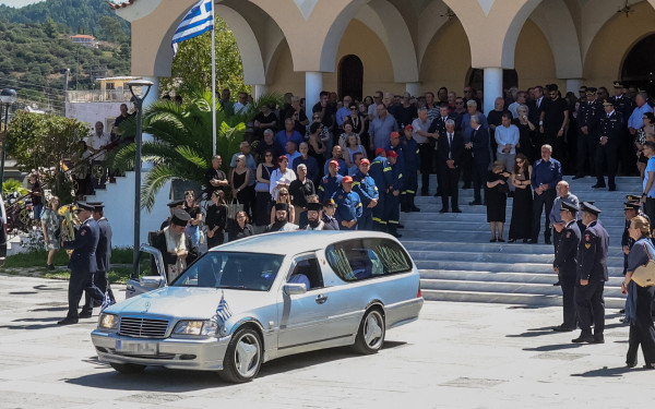 Αγρίνιο: Βαθιά οδύνη στην εξόδιο ακολουθία του 27χρονου ανθυποπυραγού Κωνσταντίνου Λαιμοδέτη