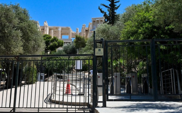 Συναγερμός στην Ακρόπολη: Άνδρας τραυμάτισε δύο Αμερικανούς τουρίστες με μαχαίρι