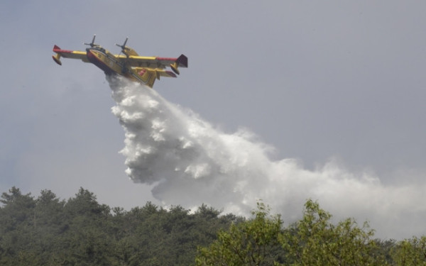 Ιταλία: Όπου φύγει - φύγει εκατοντάδες τουρίστες και λουόμενοι από χωριό της Απουλίας όπου έχει ξεσπάσει πυρκαγιά