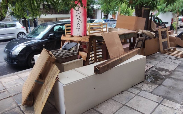 Θεσσαλονίκη: «Βουνό» από παλιά έπιπλα στο πεζοδρόμιο έφερε ποινικές διώξεις για δύο 39χρονους