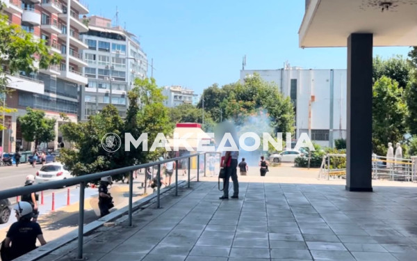 Θεσσαλονίκη: Επεισόδια στα δικαστήρια μετά την προφυλάκιση του 25χρονου για την επίθεση στην οικία Νέστορα - 18 προσαγωγές  (βίντεο)