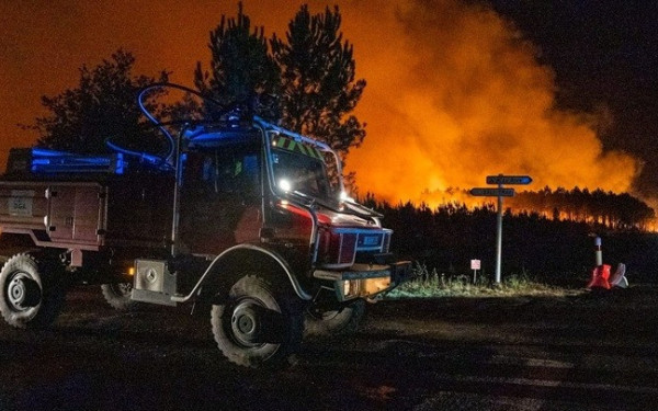 Πύρινη κόλαση στη Γαλλία: Εκκενώνονται τα προάστια του Μπορντό - «Μαύρος συναγερμός» στη Ζιρόντ