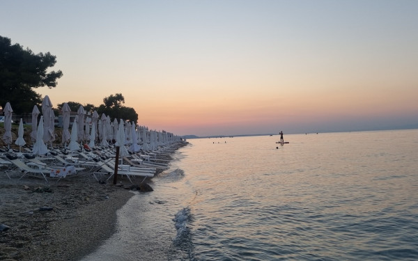 Φανταστείτε να ζουν στη Θεσσαλονίκη 25 εκατομμύρια άνθρωποι. Αυτό συμβαίνει στην Κασσάνδρα κάθε καλοκαίρι