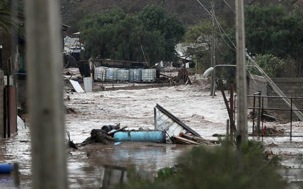 Στους 13 ανέρχονται οι νεκροί από τις φονικές πλημμύρες στη Χιλή - Δρόμοι κόπηκαν στα δύο