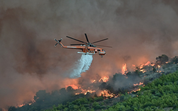 Κόλαση φωτιάς στο Πόρτο Γερμενό - Κάηκαν σπίτια, κάτοικοι απομακρύνθηκαν από την παραλία - Ελπίδα από τα εναέρια μέσα