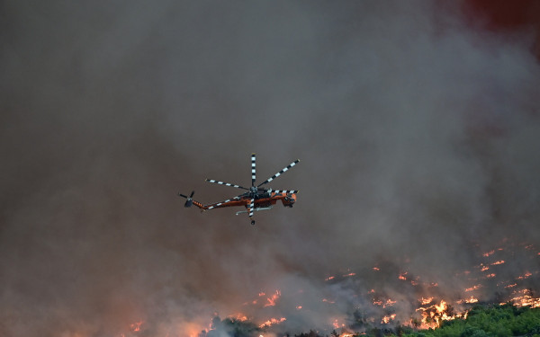 Κόλαση φωτιάς στο Πόρτο Γερμενό: Καίγονται σπίτια, εντολή εκκένωσης της Λιβαδόστρας
