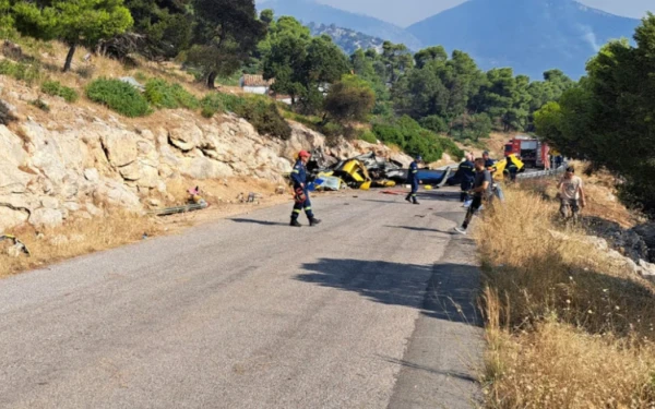 Ψάθα: Οι πρώτες εικόνες από τα συντρίμμια του ενός πυροσβεστικού ελικοπτέρου μετά τη σύγκρουση