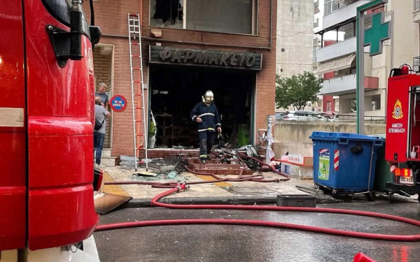 Θεσσαλονίκη: Φωτιά σε φαρμακείο στον Ευόσμο (βίντεο)