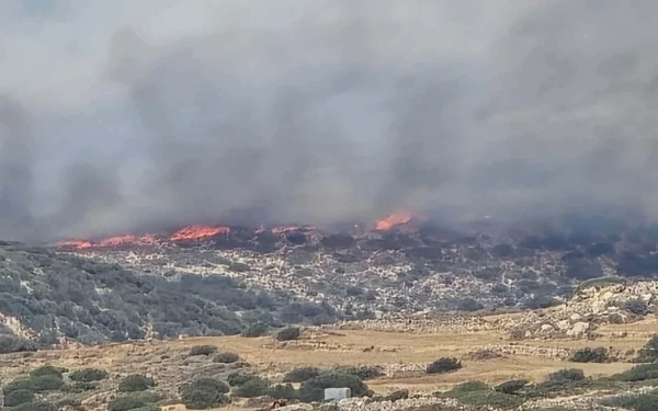 Πάρος: Εκτός ελέγχου η φωτιά - Επιστρατεύτηκε πλοίο για τη μεταφορά πυροσβεστών (βίντεο)