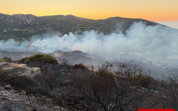 Κεφαλονιά: Μεγάλη φωτιά στην Πάστρα - Δύο μηνύματα από το 112 - Εκκενώθηκαν οικισμοί