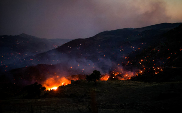 Πύρινα μέτωπα σε Ρέθυμνο και Σητεία: Ισχυροί άνεμοι αύριο έως 8 μποφόρ - Σε «κόκκινο συναγερμό» το ΕΚΑΒ