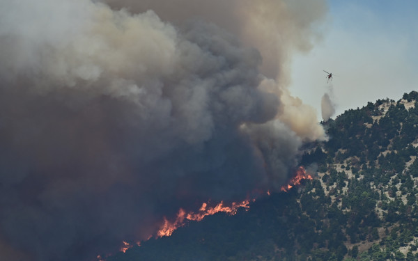 Δυτική Αττική: Μάχη για 4η ημέρα με τις φλόγες - Εκκενώνεται η Ψάθα
