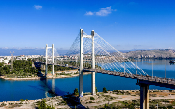 Συναγερμός στη Χαλκίδα: 35χρονη έπεσε από την Υψηλή Γέφυρα στη θάλασσα (βίντεο)