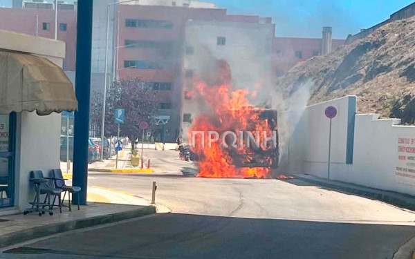 Καβάλα: Κάηκε αστικό λεωφορείο μέσα στο Νοσοκομείο