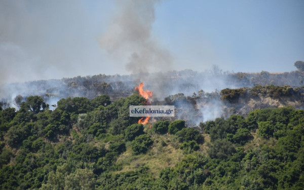Καίγεται η Κεφαλονιά - Εκκενώθηκαν σπίτια και ξενοδοχεία