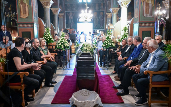 Ο καλλιτεχνικός και πολιτικός κόσμος αποχαιρετά την Μαίρη Λίντα - Συγγενείς και φίλοι στην εξόδιο ακολουθία