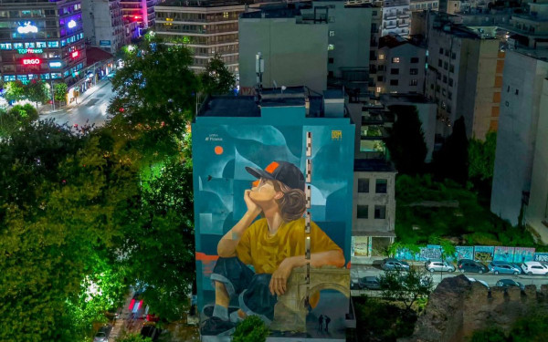 Θεσσαλονίκη: Φωτίστηκε το mural στην πλατεία Δημοκρατίας - Ο δήμος θα φωτίσει και άλλα μνημεία της πόλης