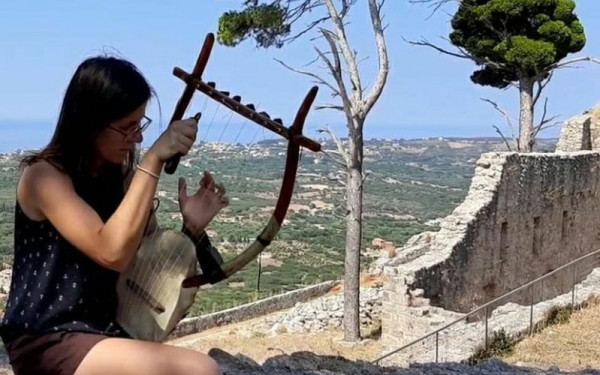 Η Θεσσαλονικιά Ρόζα Φραγκοράπτη που έπαιξε την αρχαία επτάχορδη λύρα στην «Οδύσσεια» του Νόλαν